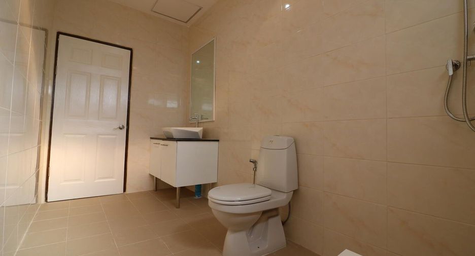 For sale 4 bedrooms house in Mueang Udon Thani, Udon Thani