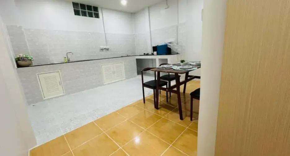 For sale 2 bedrooms townhouse in Mueang Surat Thani, Surat Thani