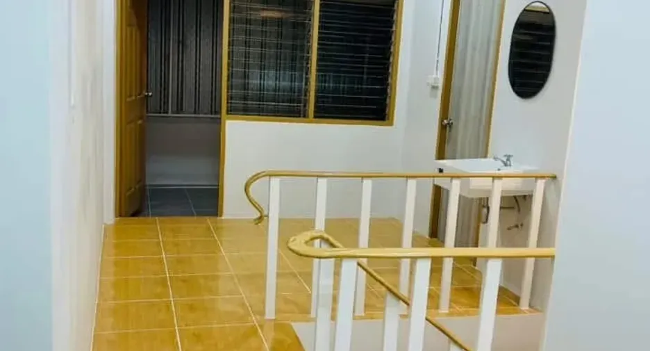 For sale 2 bedrooms townhouse in Mueang Surat Thani, Surat Thani