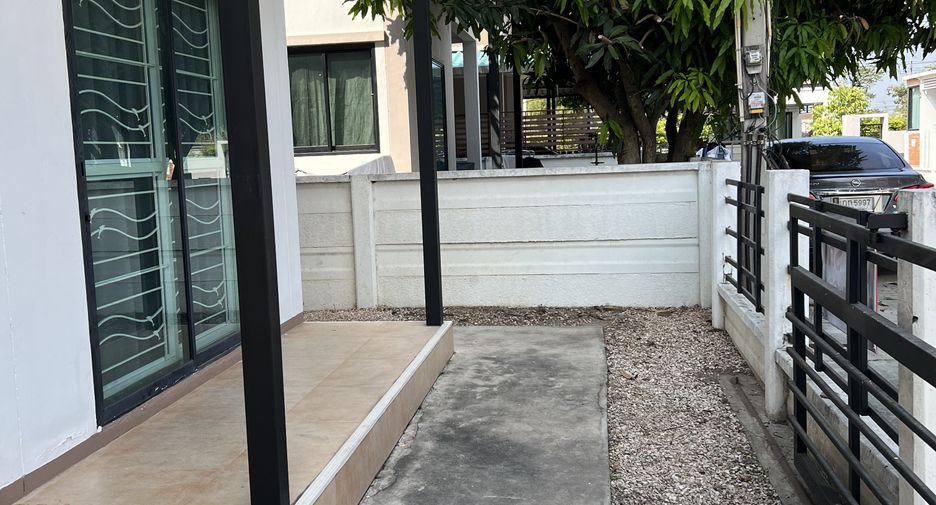Casa en alquiler de 3 habitaciones en Ban Bueng, Chonburi