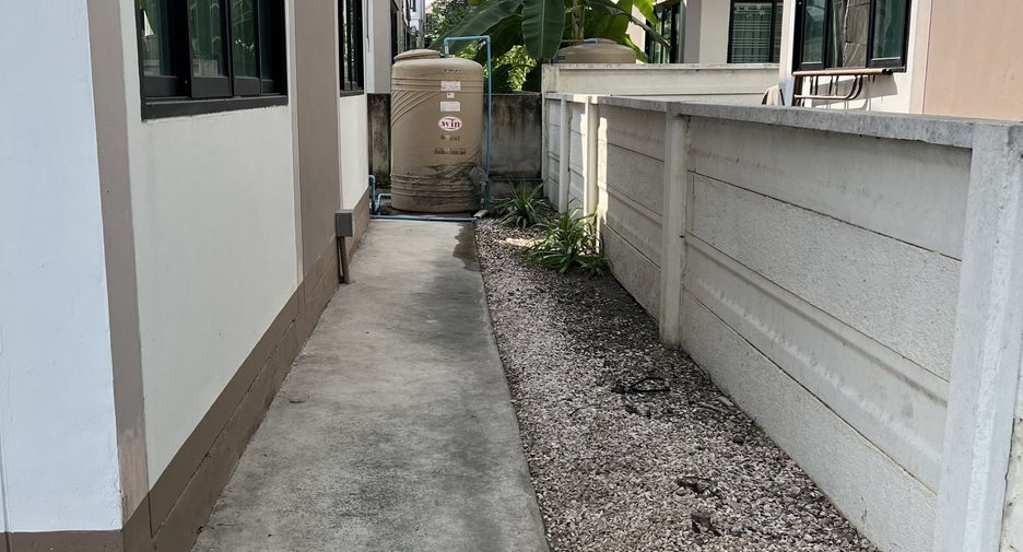 Casa en alquiler de 3 habitaciones en Ban Bueng, Chonburi