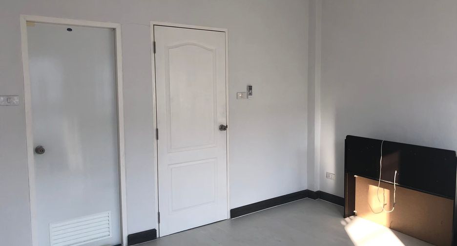 Casa adosada en alquiler de 2 habitaciones en Mueang Chon Buri, Chonburi