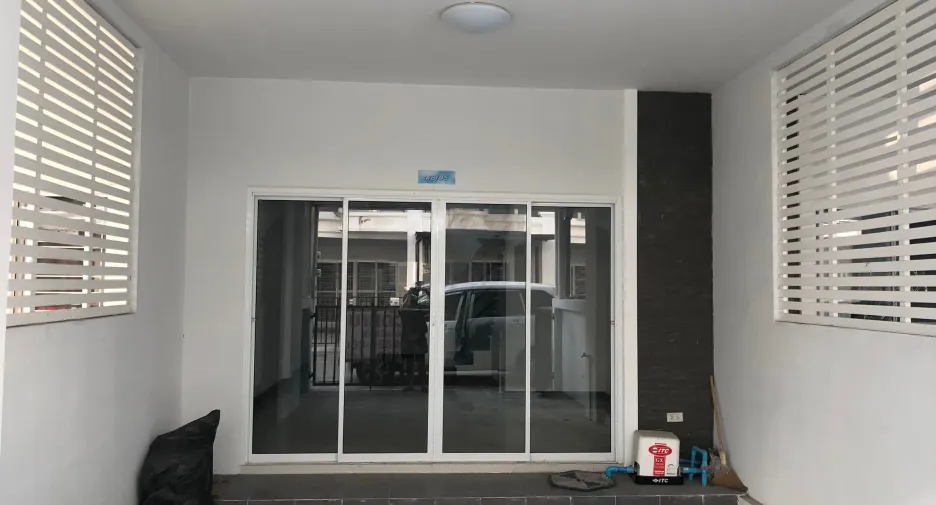 Casa adosada en alquiler de 2 habitaciones en Mueang Chon Buri, Chonburi