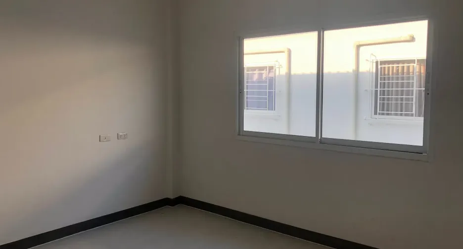 Casa adosada en alquiler de 2 habitaciones en Mueang Chon Buri, Chonburi