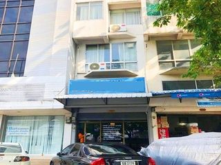 For sale 4 ベッドルーム townhouse in Saphan Sung, Bangkok