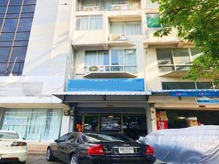 For sale 4 ベッドルーム townhouse in Saphan Sung, Bangkok