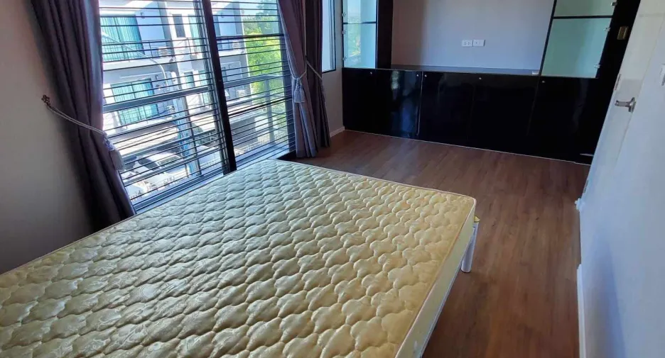 For sale and for rent 4 bedrooms townhouse in Bang Kruai, Nonthaburi