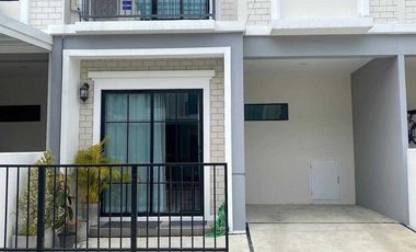 Casa adosada en venta y en alquiler de 3 habitaciones en Saphan Sung, Bangkok