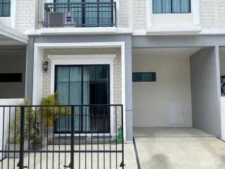 Reihenhaus zum Kauf und zur Miete mit 3 Zimmer in Saphan Sung, Bangkok