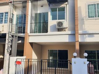 出售 2 卧室 联排别墅 在 Khlong Sam Wa, 曼谷