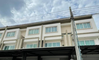 Reihenhaus zum Kauf mit 3 Zimmer in Phra Khanong, Bangkok
