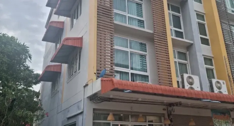For sale 6 bedrooms townhouse in Lat Krabang, Bangkok