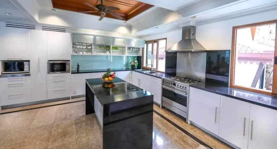 Villa en alquiler de 13 habitaciones en Kathu, Phuket