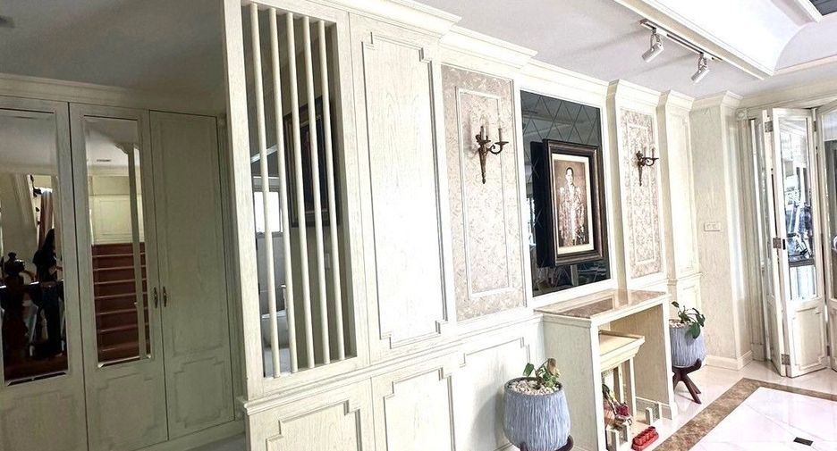 Casa en venta de 5 habitaciones en Lat Phrao, Bangkok