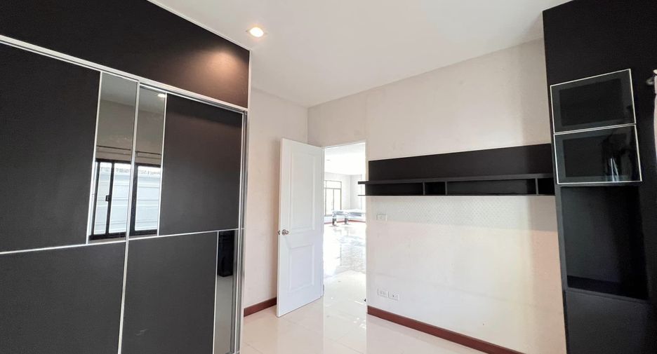 For sale 4 bedrooms house in Nong Khaem, Bangkok