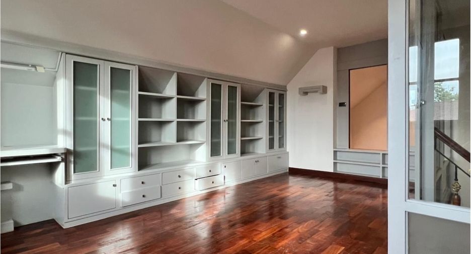 For sale 5 bedrooms house in Bang Khun Thian, Bangkok