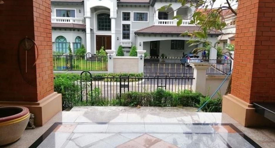 For sale 5 bedrooms house in Bang Khun Thian, Bangkok