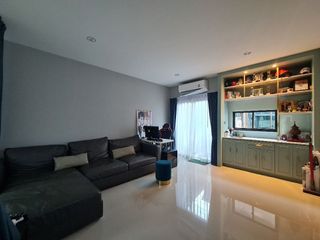 Casa adosada en venta de 3 habitaciones en Bang Sao Thong, Samut Prakan