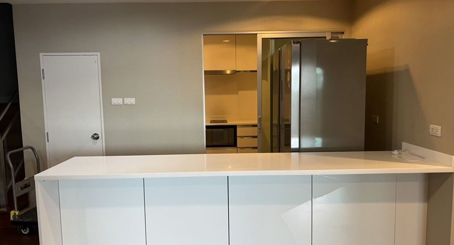 Condo en venta y en alquiler de 5 habitaciones en Huai Khwang, Bangkok