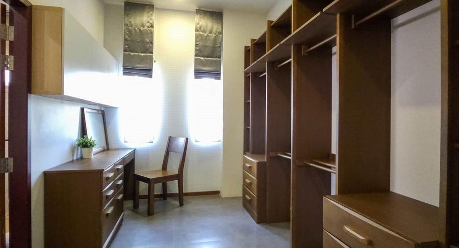 For sale 3 bedrooms house in Taling Chan, Bangkok