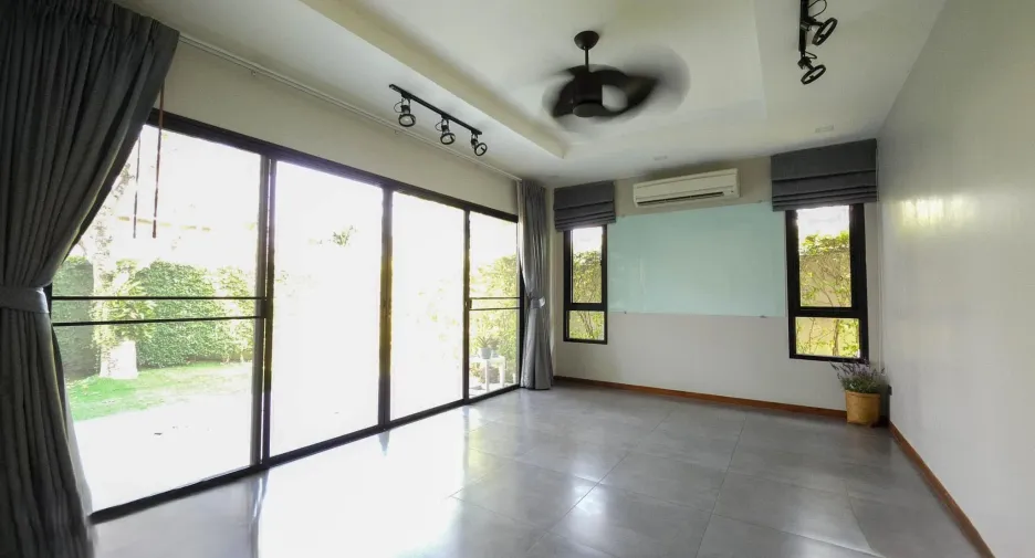 For sale 3 bedrooms house in Taling Chan, Bangkok