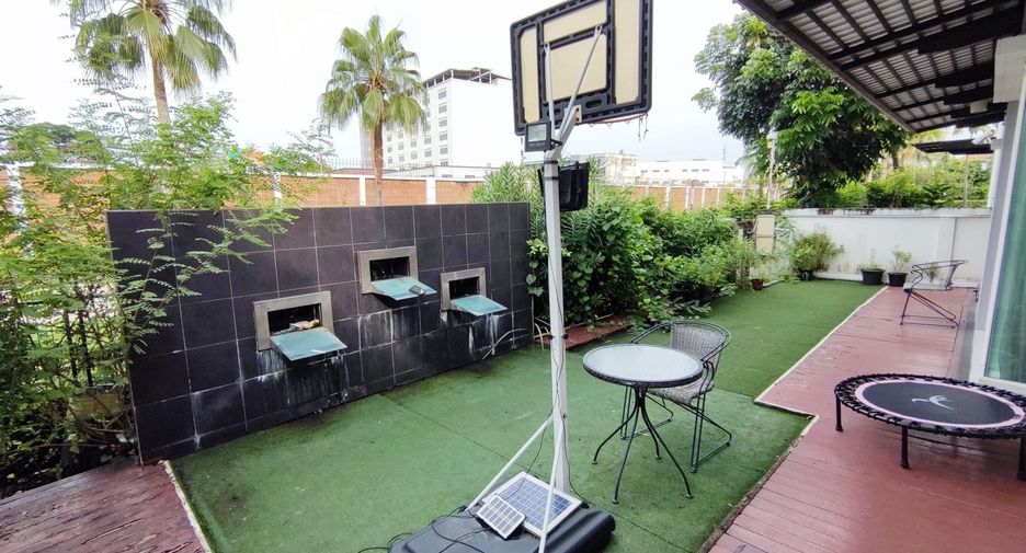 For sale 4 bedrooms house in Khan Na Yao, Bangkok
