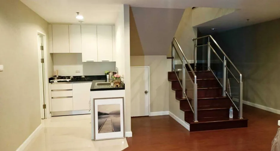 For sale and for rent 5 bedrooms condo in Huai Khwang, Bangkok