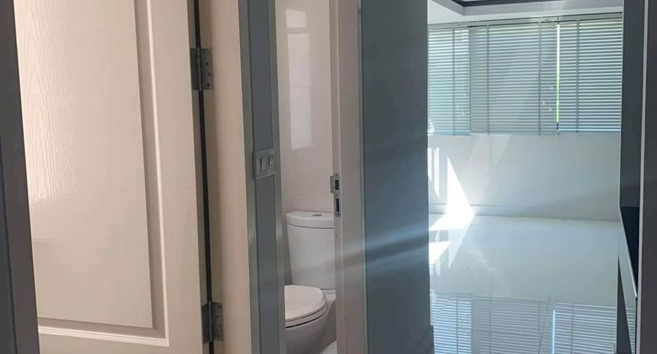 For sale 7 bedrooms townhouse in Yan Nawa, Bangkok