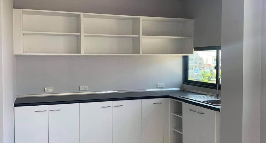 For sale 7 bedrooms townhouse in Yan Nawa, Bangkok