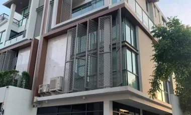 For sale 7 bedrooms townhouse in Yan Nawa, Bangkok