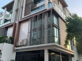 Casa adosada en venta de 7 habitaciones en Yan Nawa, Bangkok