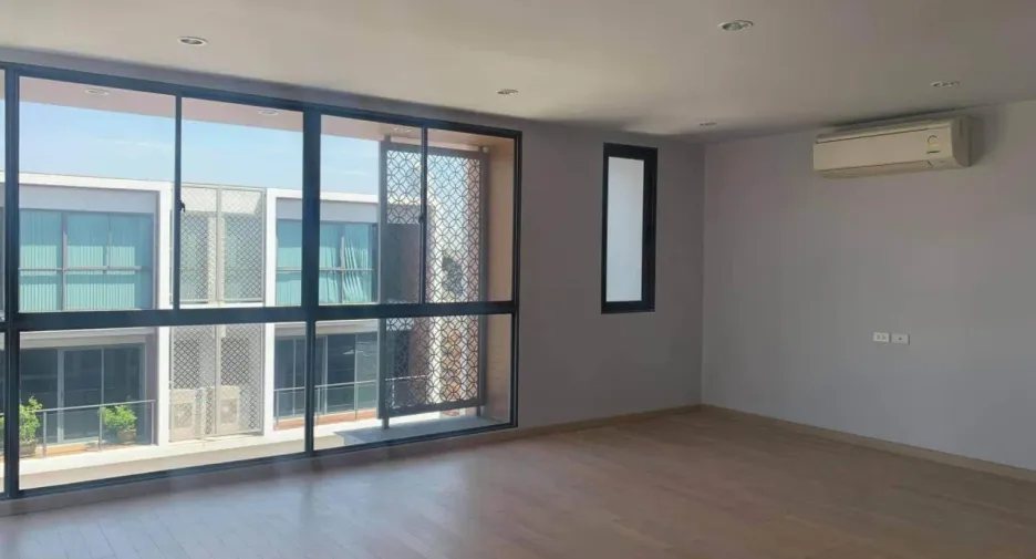 For sale 7 bedrooms townhouse in Yan Nawa, Bangkok