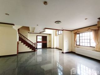 Casa en venta de 4 habitaciones en Taling Chan, Bangkok