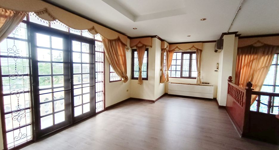 Casa en venta de 4 habitaciones en Taling Chan, Bangkok