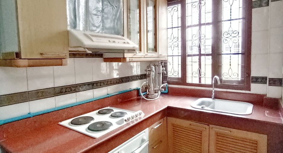 Casa en venta de 4 habitaciones en Taling Chan, Bangkok
