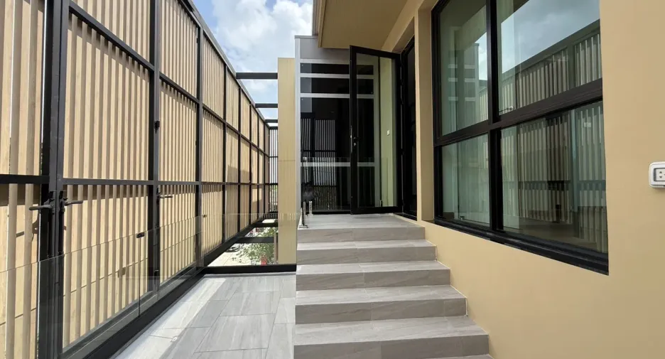 For sale 3 bedrooms house in Mueang Nonthaburi, Nonthaburi