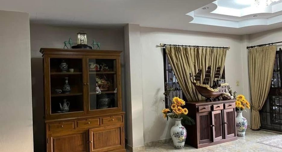 For sale 3 bedrooms house in Mueang Phichit, Phichit