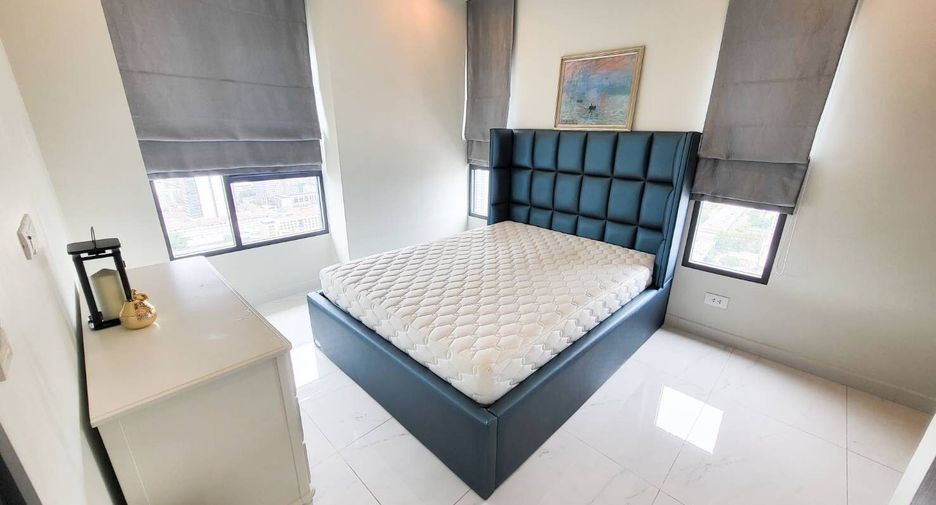 For sale 3 bedrooms condo in Watthana, Bangkok