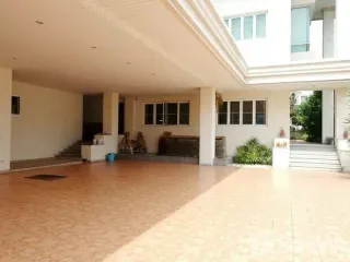 For sale 5 bedrooms house in Wang Thonglang, Bangkok