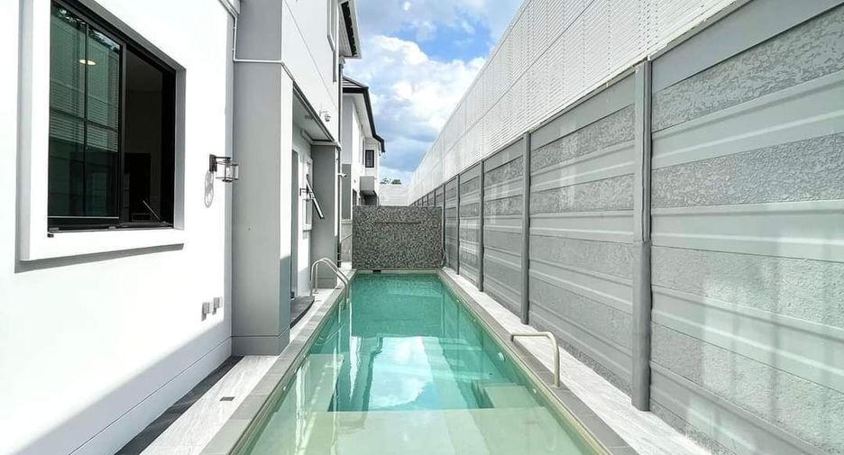 For sale 4 bedrooms house in Thawi Watthana, Bangkok