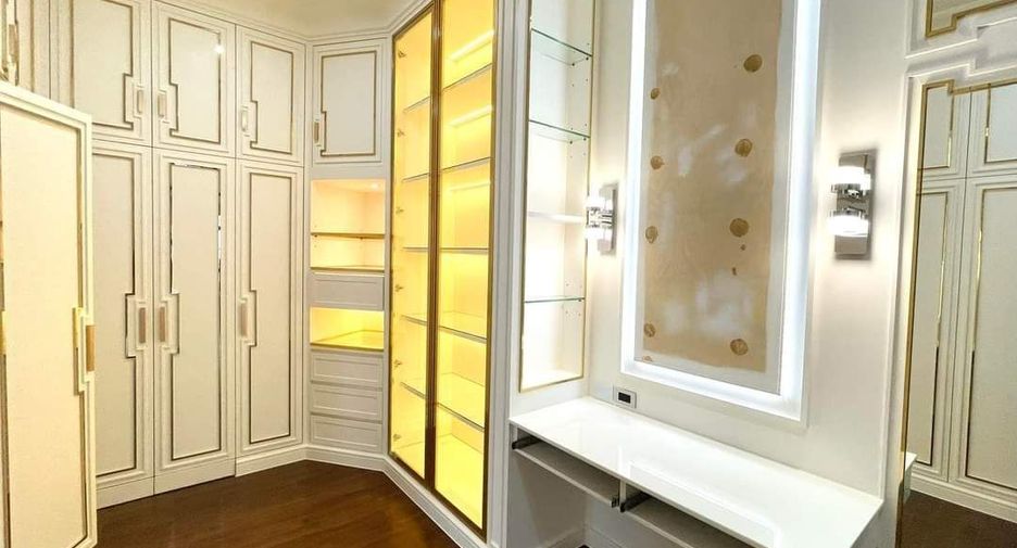 For sale 4 bedrooms house in Thawi Watthana, Bangkok