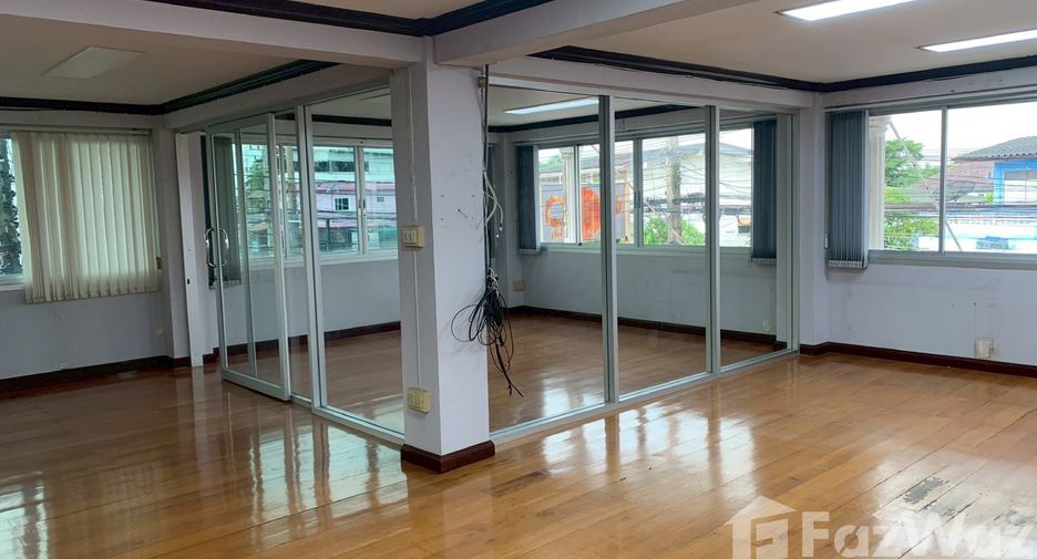 Продажа 5 спальни таунхаус в Sam Phran, Накхонпатхом