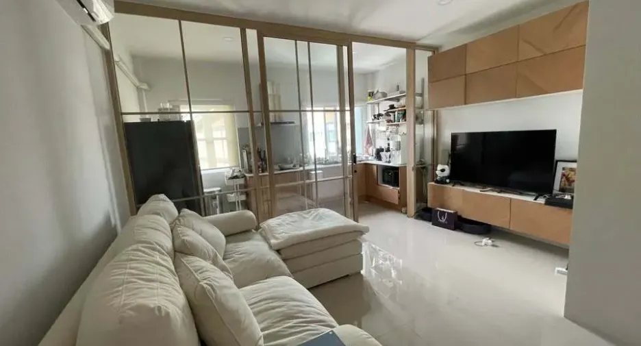 For rent 4 bedrooms townhouse in Mueang Nonthaburi, Nonthaburi