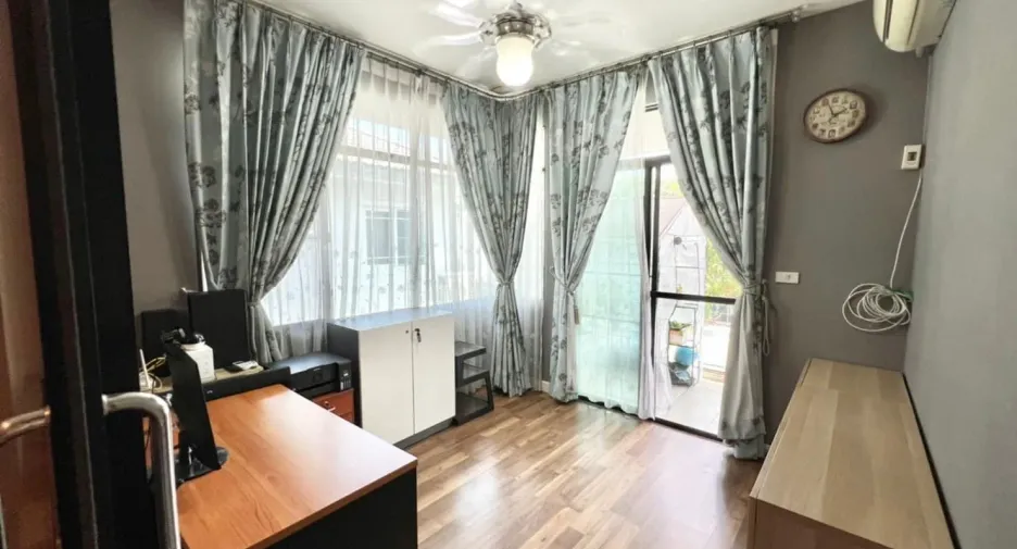 For sale and for rent 4 bedrooms house in Bang Kapi, Bangkok