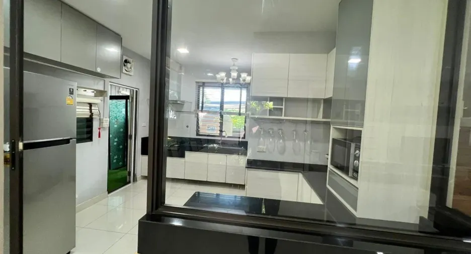 For sale and for rent 4 bedrooms house in Bang Kapi, Bangkok