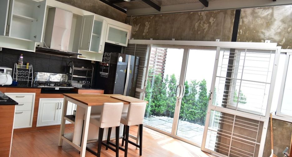Casa adosada en venta de 4 habitaciones en Phra Khanong, Bangkok