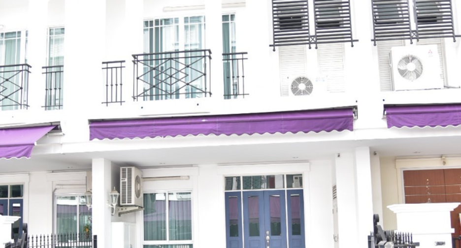 Casa adosada en venta de 4 habitaciones en Phra Khanong, Bangkok