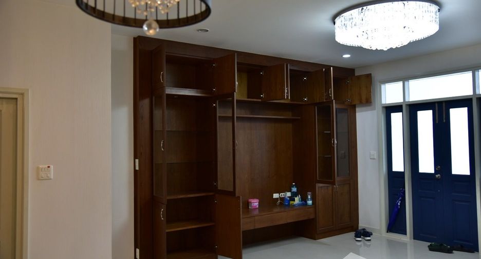 Casa adosada en venta de 4 habitaciones en Phra Khanong, Bangkok