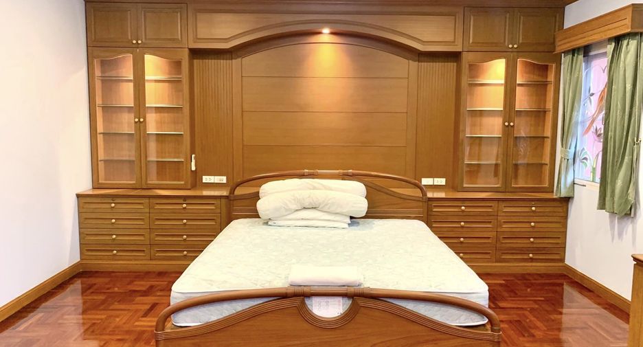 For sale 4 bedrooms house in Khan Na Yao, Bangkok