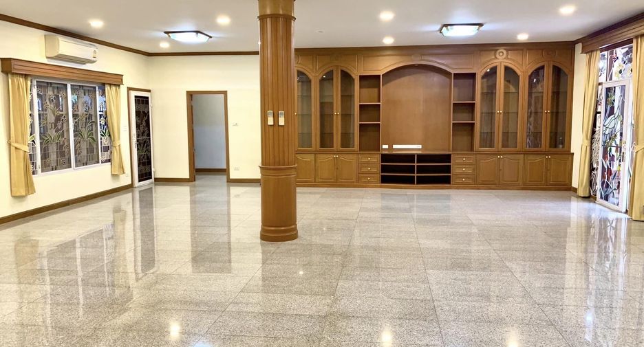 For sale 4 bedrooms house in Khan Na Yao, Bangkok